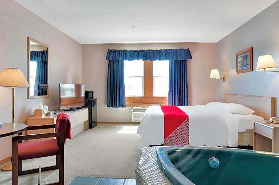 Casa Loma Inn & Suites by OYO Davenport IA near I-80