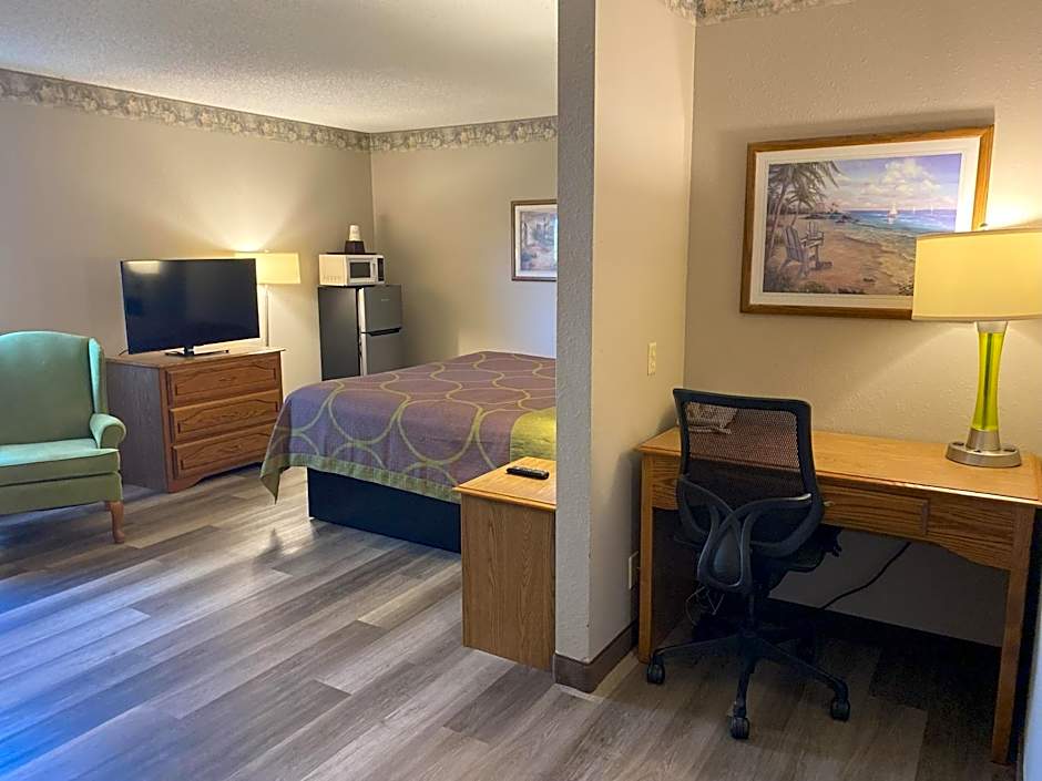 Super 8 by Wyndham Green Bay Near Stadium