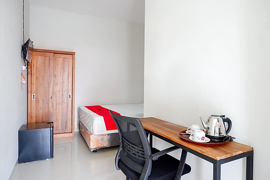 RedDoorz Plus Syariah near Stasiun Tegal 2