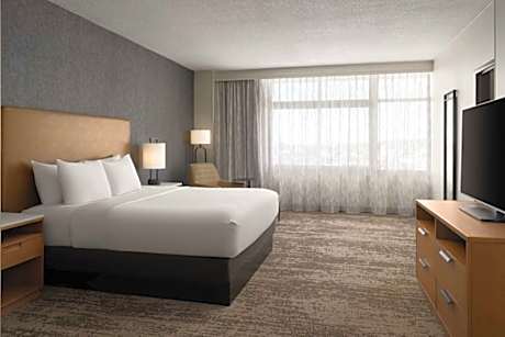 King Suite with Roll In Shower - Disability Access/Non-Smoking