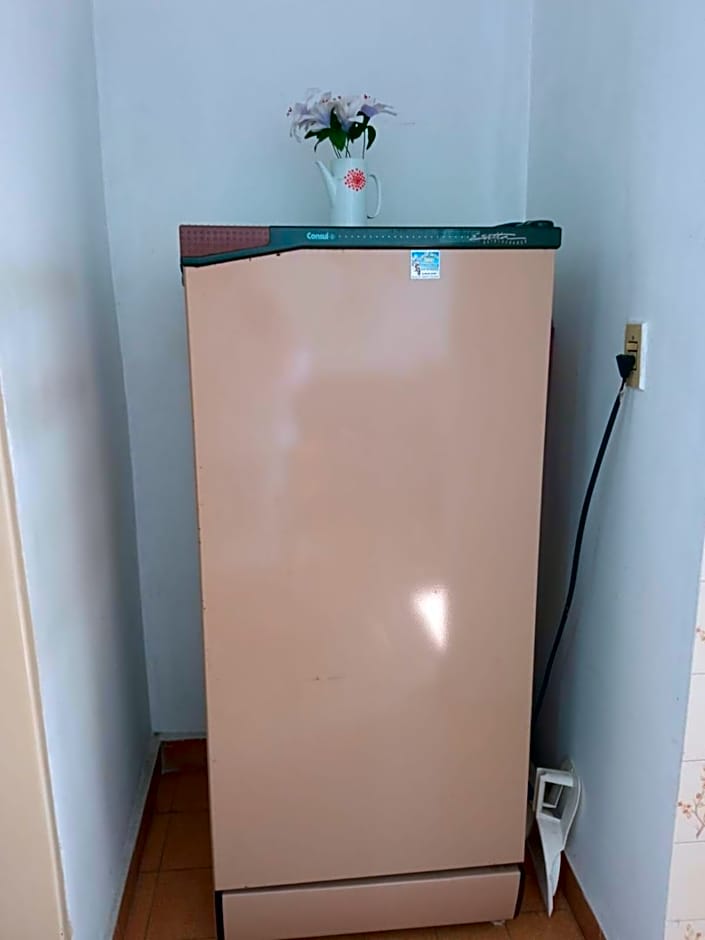 Kitnet Temporada Praia Grande SP - Completa com Wi-fi, garagem rotativa, 1 quadra da praia - no centro comercial Boqueirão