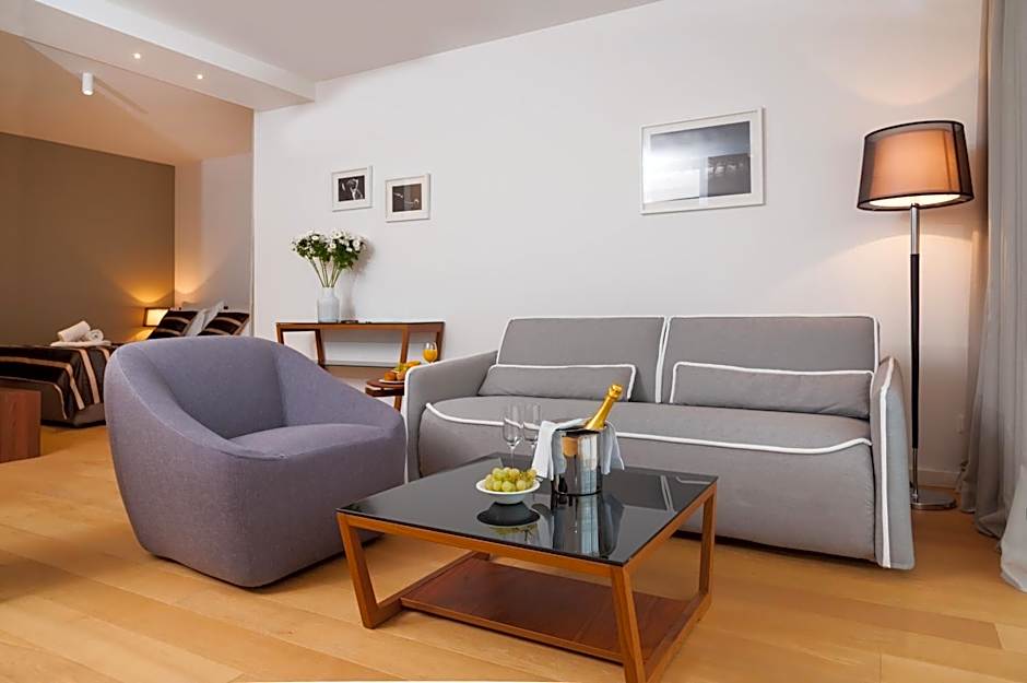 Residence by Vestibul Palace