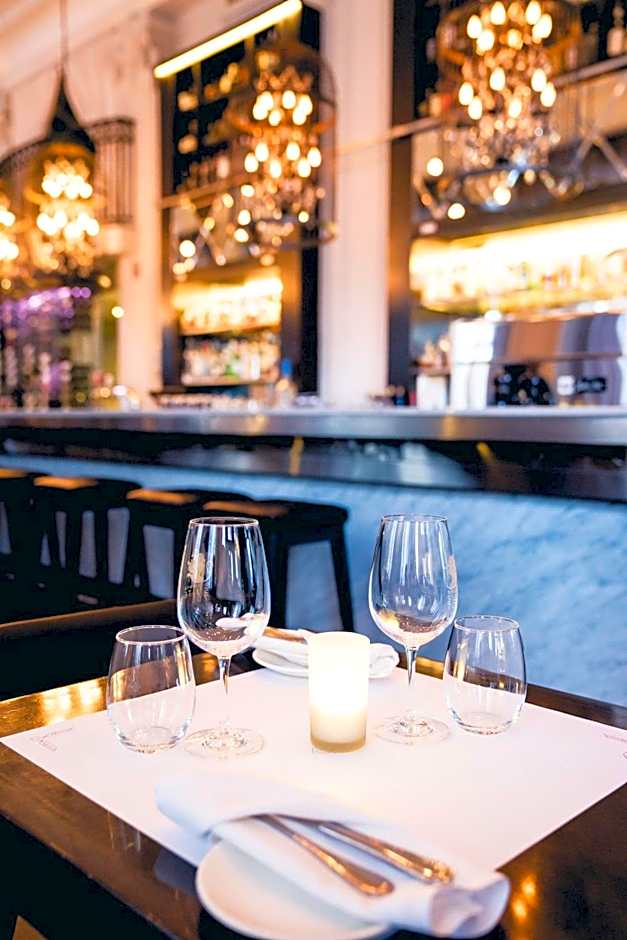 Le Place d Armes Hotel Suites