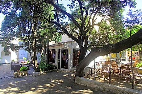 Logis Hotel le Petit Manoir Rest. la Tonnelle