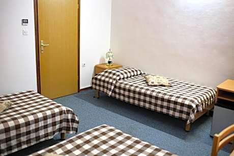 Family Room (1 Adults + 2 Children)