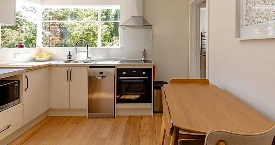 Relaxing modern home in central Sandy Bay