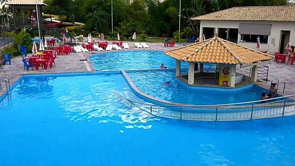 Golden Dolphin 3Pessoas com piscinas termais mais toalhas e roupas de cama lençóis travesseiros fronhas limpeza do check in impostos e taxas já incluso ATENÇÃO A hospedagem podera ocorrer no express ou Grand hotel,conforme a disponibilidade de apto