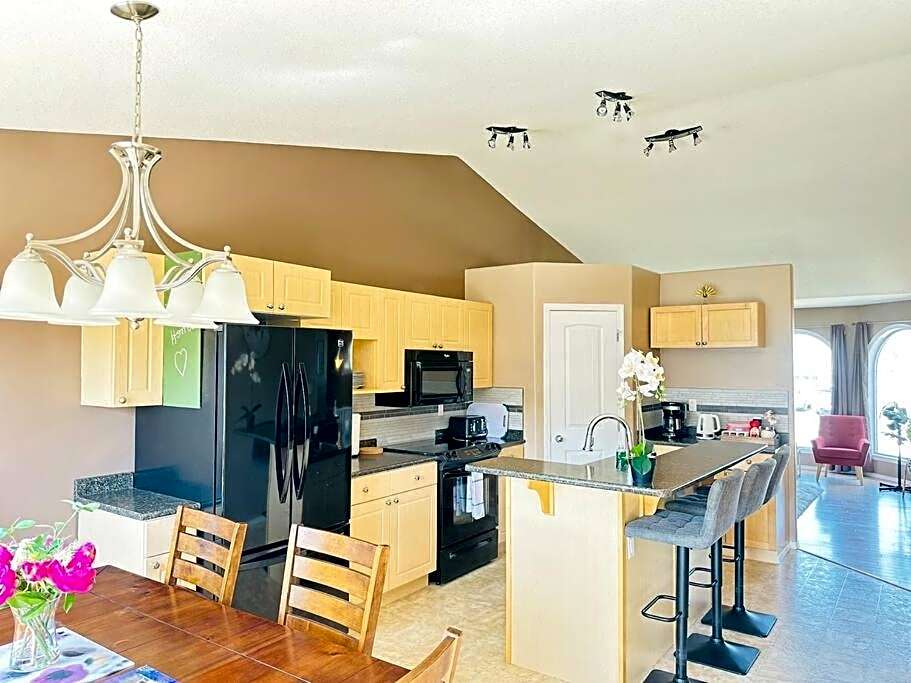 Comfortable 6 bedrooms house