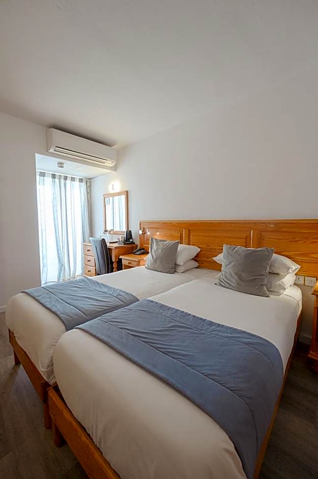 Gillieru Harbour Hotel