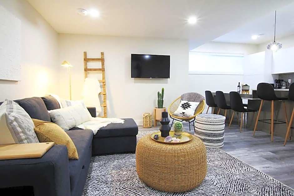Executive Bsmt Suite, King Bed, 5 min to DT & Whyte Ave, Sleeps 6!