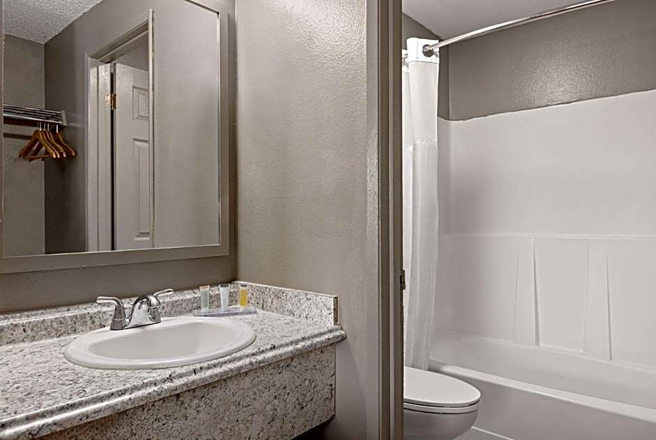 Days Inn by Wyndham Lakewood South Tacoma