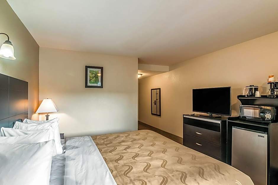 Quality Inn & Suites near Downtown Bakersfield