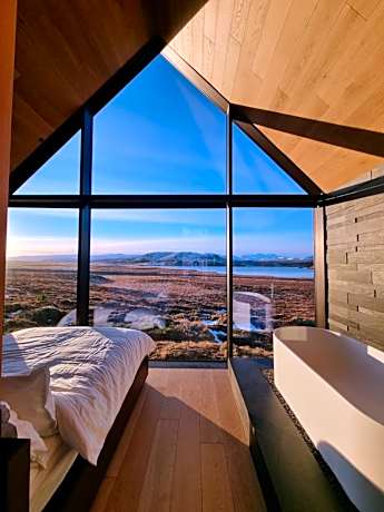 Iceland Lakeview Retreat