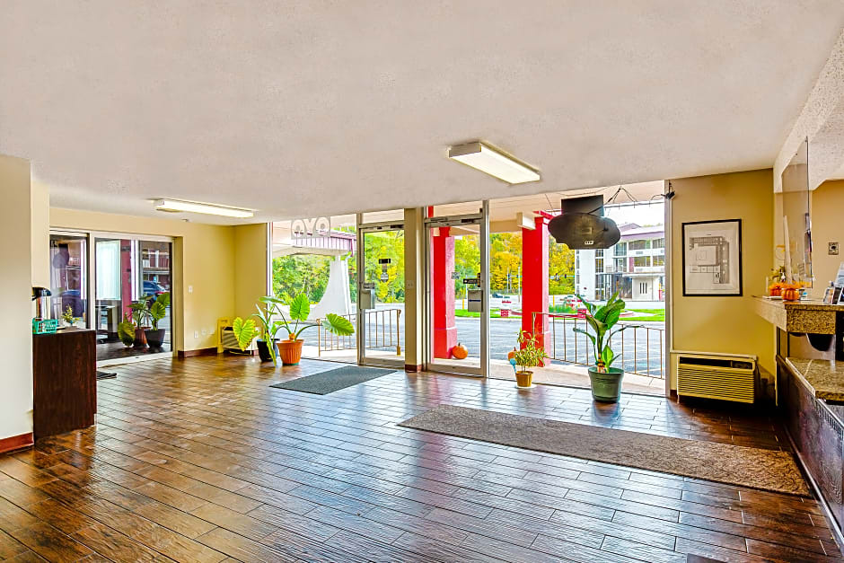 OYO Hotel Moline Downtown IL I-74 North