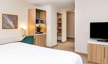 1 King Bed Deluxe Corner Room