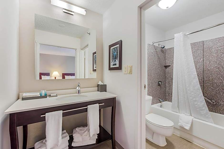 The Blu Hotel Blue Ash Cincinnati, an Ascend Collection Hotel