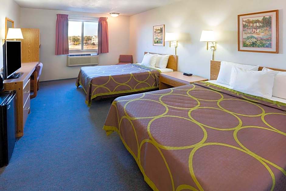 Super 8 by Wyndham Redmond