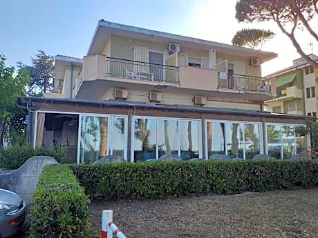 Spacious quadruple room a stone throw from the sea