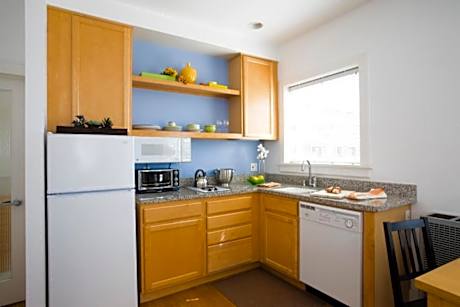 Studio Partial Ocean View Queen Bed