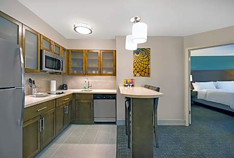 One-Bedroom Queen Suite