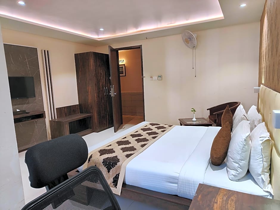 Pinnacle by Click Hotels, Lucknow