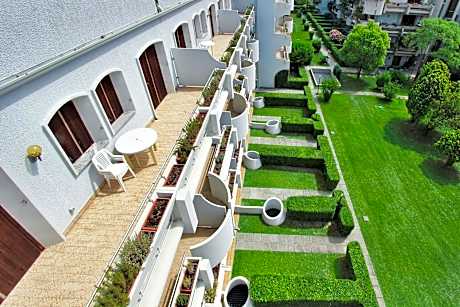 Studio with Garden View