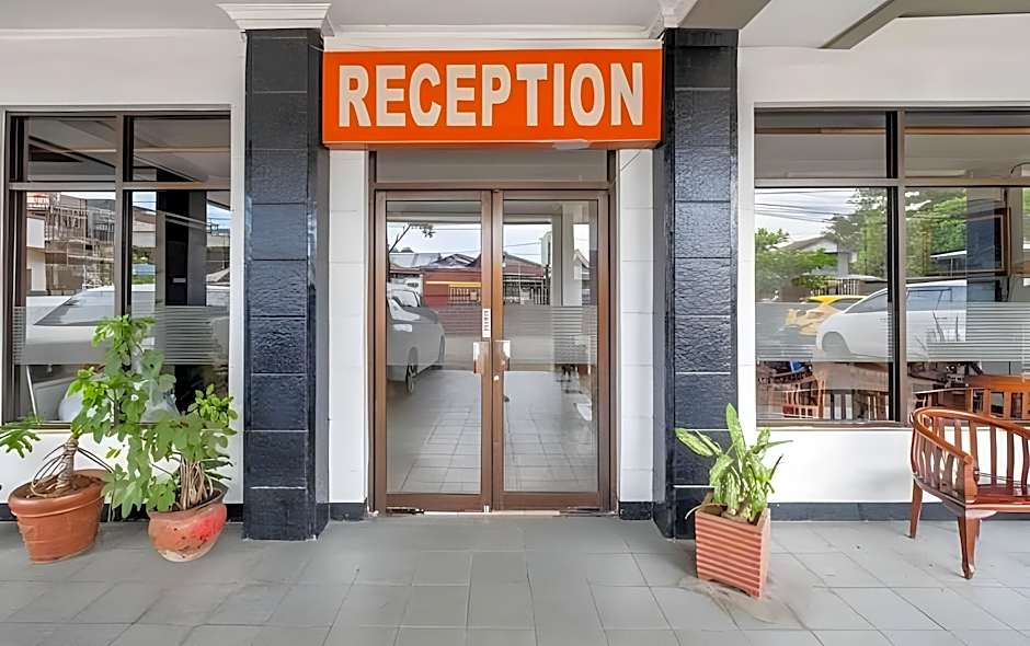 Super OYO 2704 Hotel Transit 2