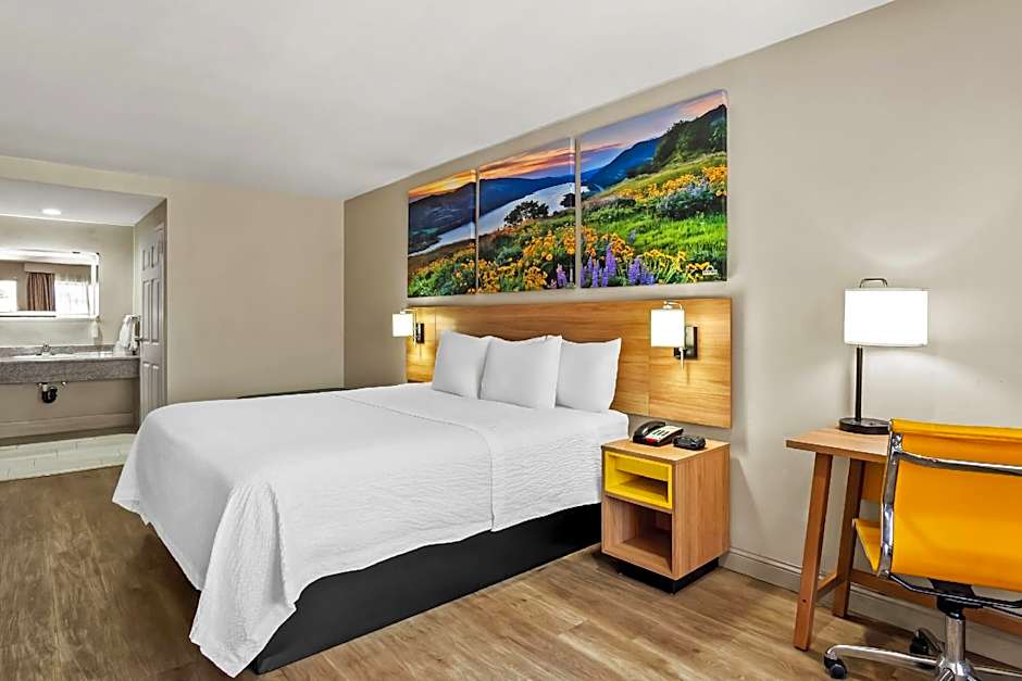 Days Inn by Wyndham Fontana / Rialto