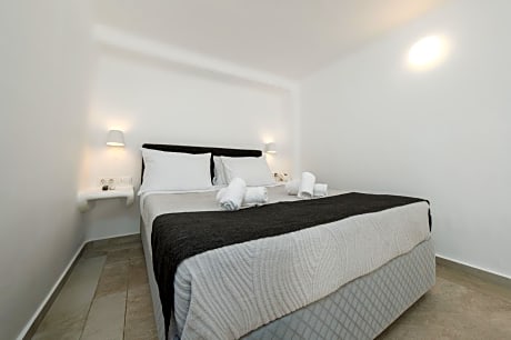 Cave Suite with Plunge Pool & Caldera View