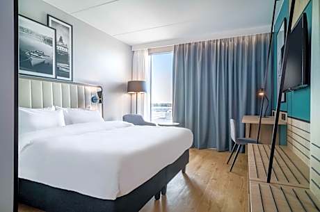 Superior Room with Runway View