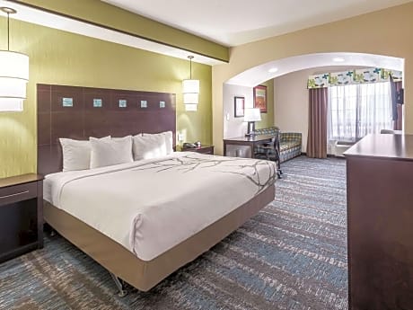 La Quinta Inn & Suites by Wyndham Dallas Grand Prairie South
