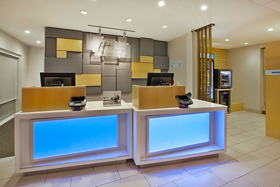 Holiday Inn Express & Suites Grand Rapids - Airport North By IHG