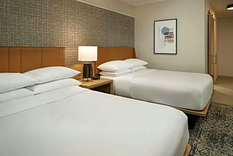 Guest Room with Two Double Beds and City View - Club Lounge Access