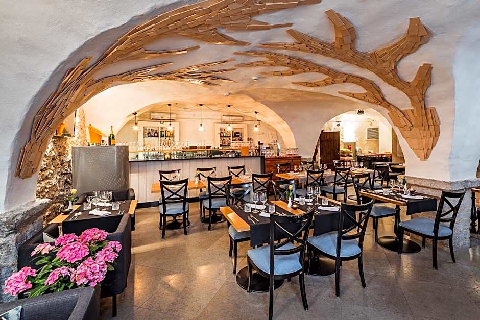 Meriton Old Town Garden Hotel