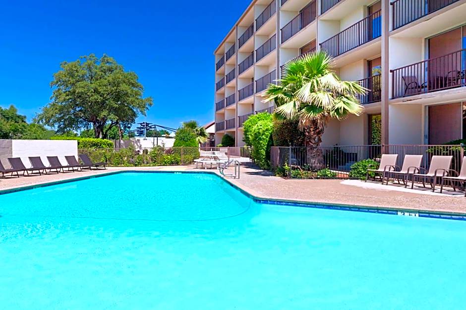 Howard Johnson by Wyndham Arlington Ballpark / Six Flags