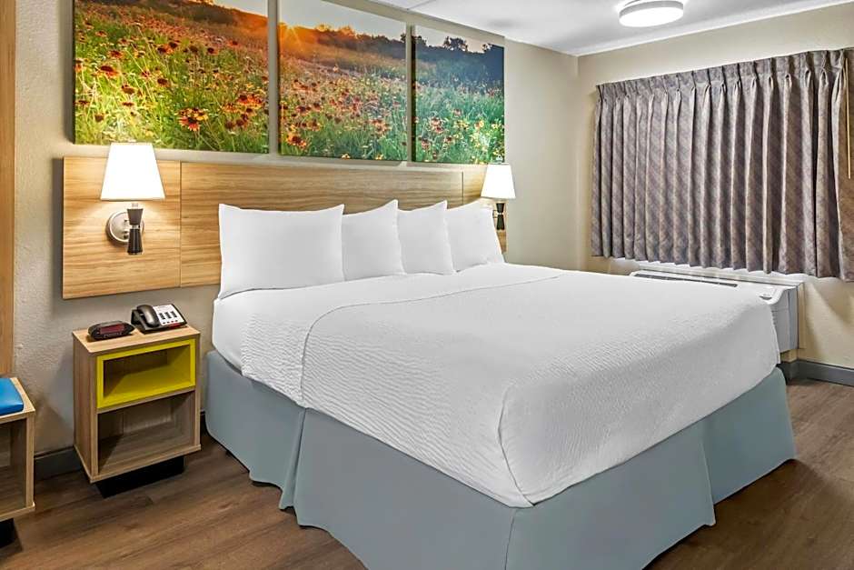 Days Inn & Suites by Wyndham DeSoto