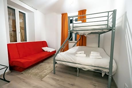 Family room-Comfort-Ensuite with Shower-Canal view