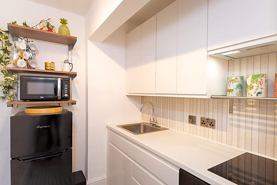 Idyllic Clifton Hideaway - Stunning Garden Flat