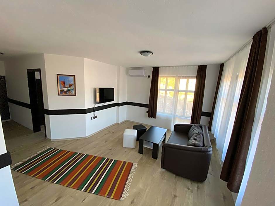 Апартхотел "Старият Град" в етнографски комплекс