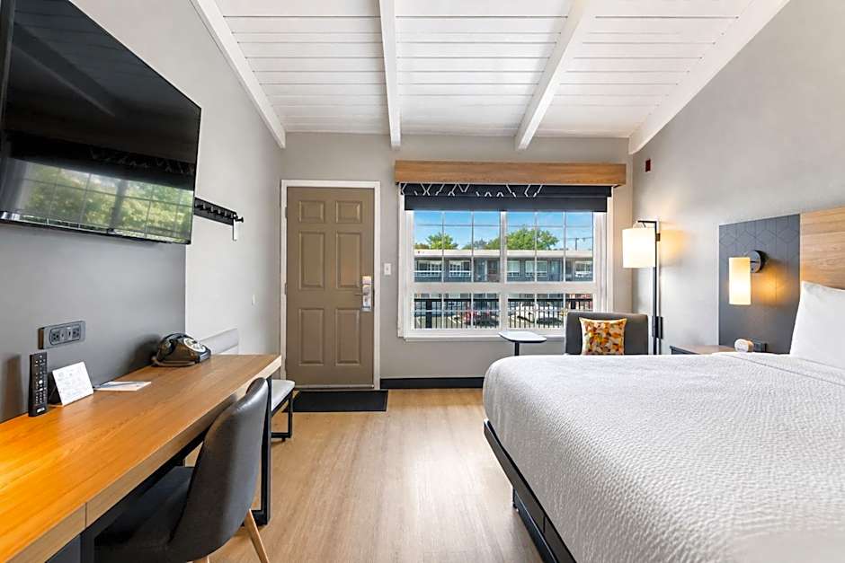 Thunderbird Lodge