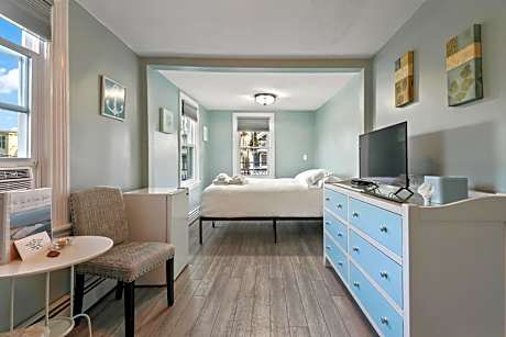 queen-private bathroom-southern exposure room