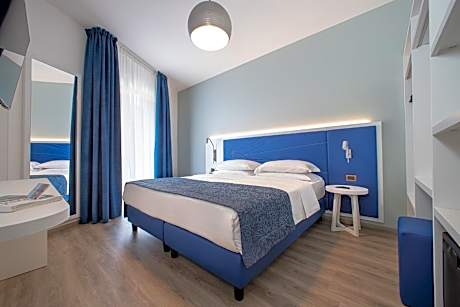 Family Room (2 Adults + 1 Child) with Lateral Sea View