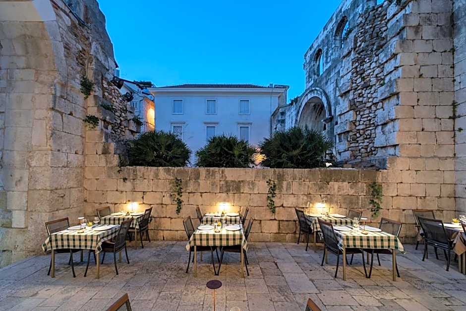 Hotel Peristil