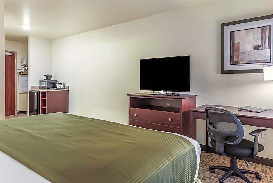 Cobblestone Hotel & Suites - Hutchinson