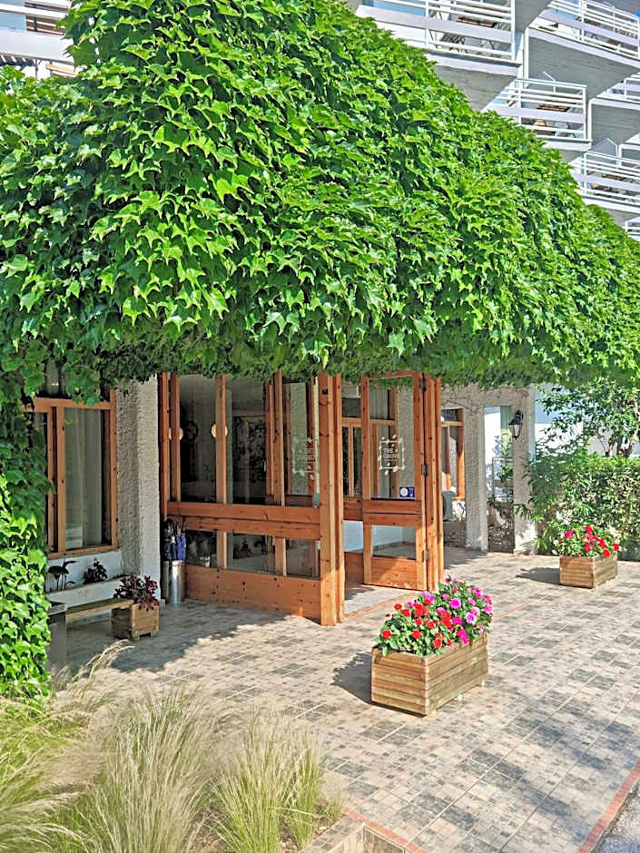 The Grove Seaside Hotel