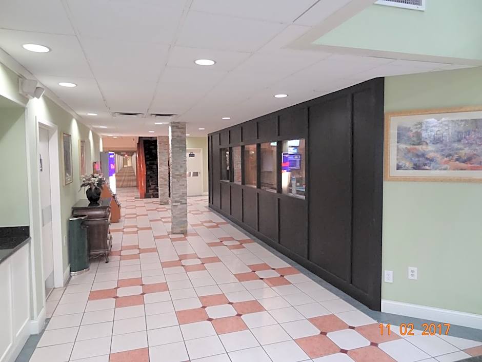 Days Inn & Suites by Wyndham Columbus East Airport