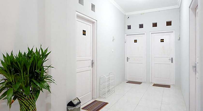 RedDoorz near Jalan Adi Sucipto Solo