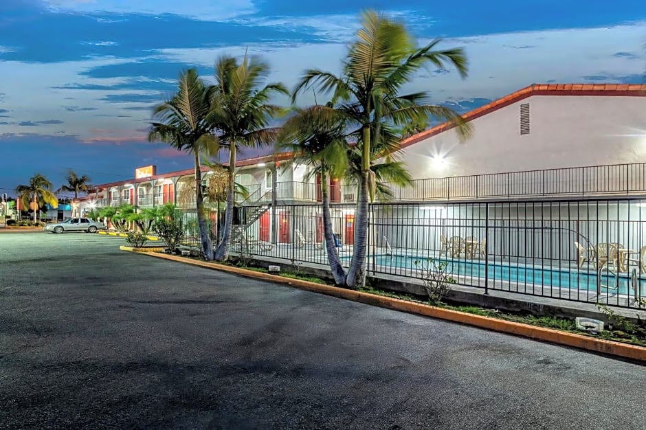 Red Roof Inn Los Angeles - Bellflower