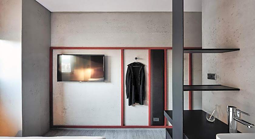 Bouti Waterfront Hotel