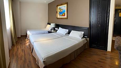 Classic Alto Triple Room